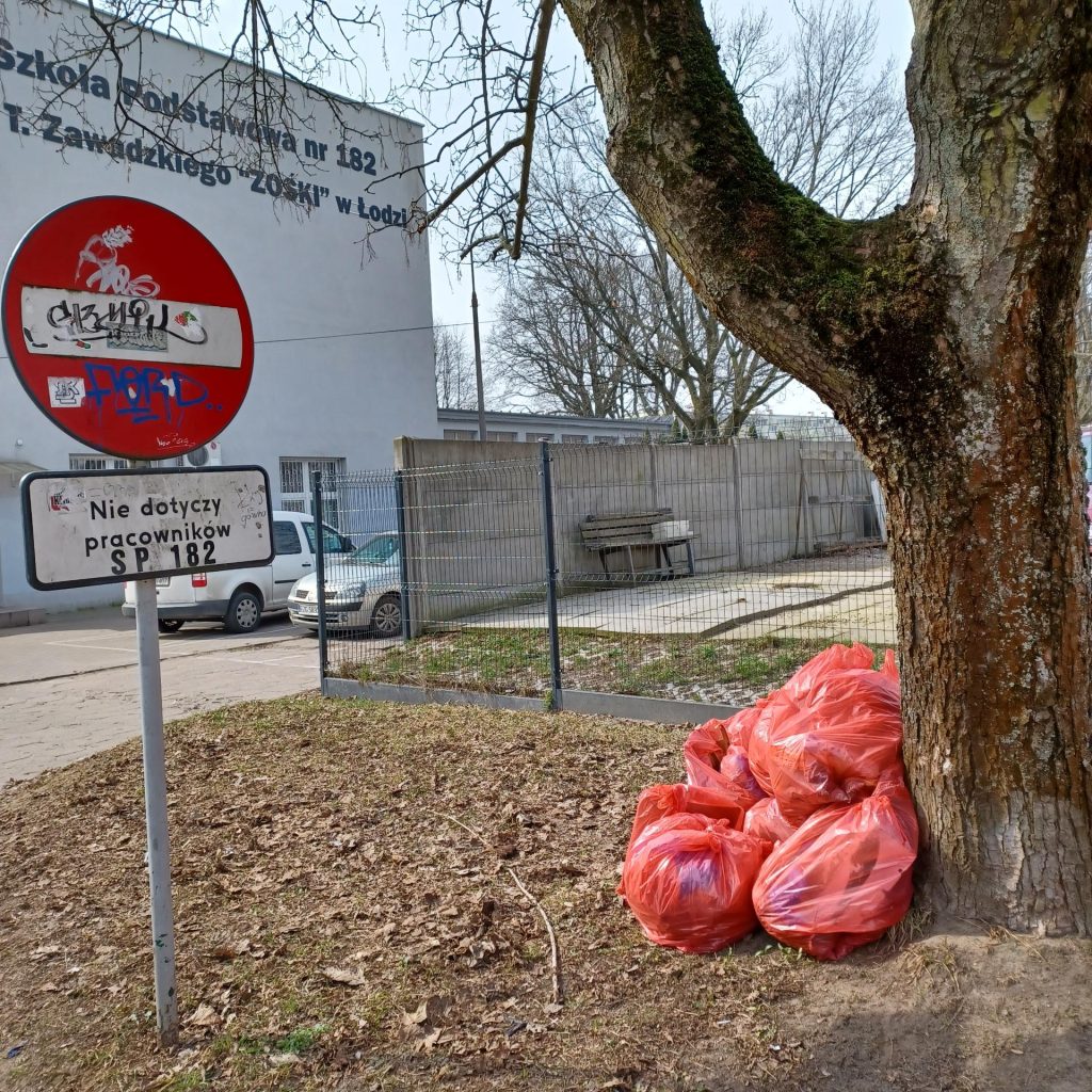 na zdjęciu widzimy ułożone worki ze śmieciami zebranymi przez uczniów