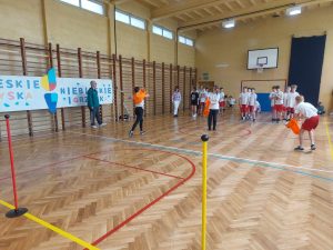 zdjęcie przedstawia uczniów podczas brania udziału w turnieju- dyscyplina-biegi w sztafecie