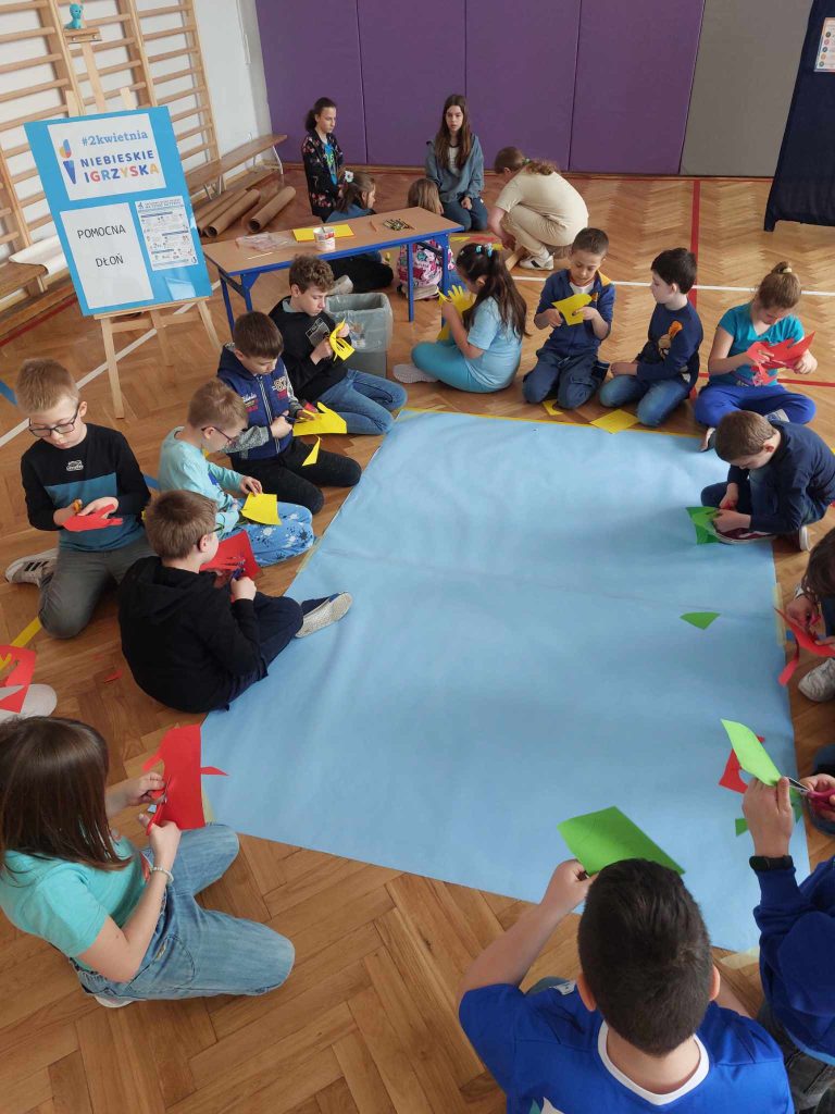 zdjęcie przedstawia jak uczniowie tworzą prace origami