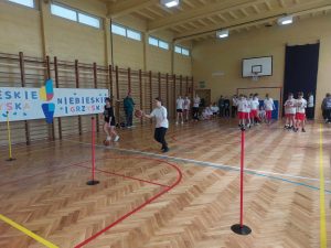 zdjęcie przedstawia uczniów podczas brania udziału w turnieju- dyscyplina-odbijanie piłki do koszykówki w biegu
