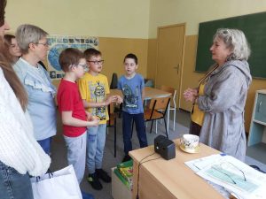 Zdjęcie przedstawia jak uczniowie mówią coś do Pani Dyrektor