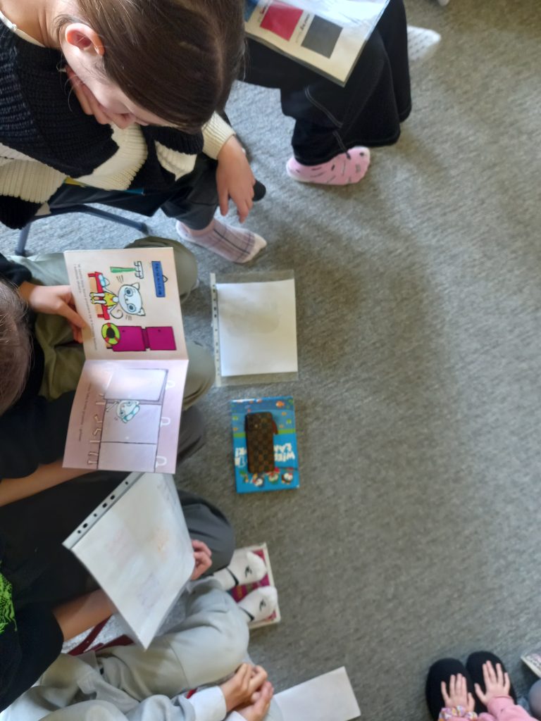 zdjęcie przedstawia uczniów czytających wierszyki