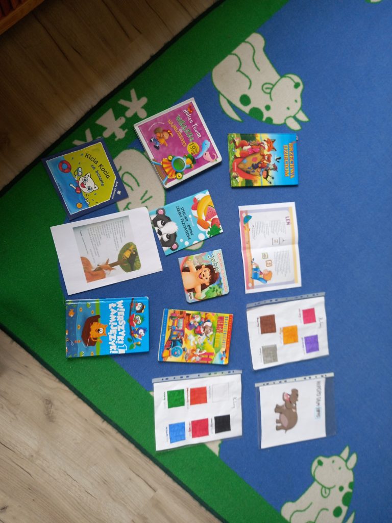 zdjęcie przedstawia książki które były czytane np. kicia kocia, wierszyki łamiące jezyki..