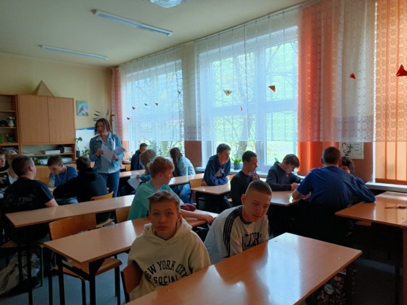 zdjęcie przedstawia uczniów siedzących w ławkach