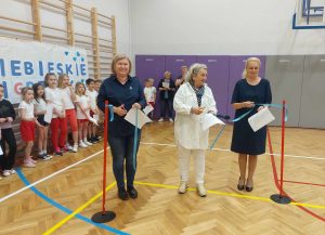 Panie Wicedyrektor i Pani Dyrektor przecinają wstęgę rozpoczynając igrzyska szkolne
