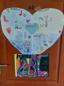 Zdjęcie przedstawia plakat w kształcie serca : pomagaj, wspieraj, zrozum..