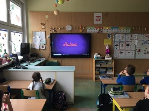 zdjęcie przedstawia jak uczniowie oglądają film
