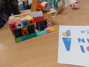 Zdjęcie przedstawia budowlę z klocków