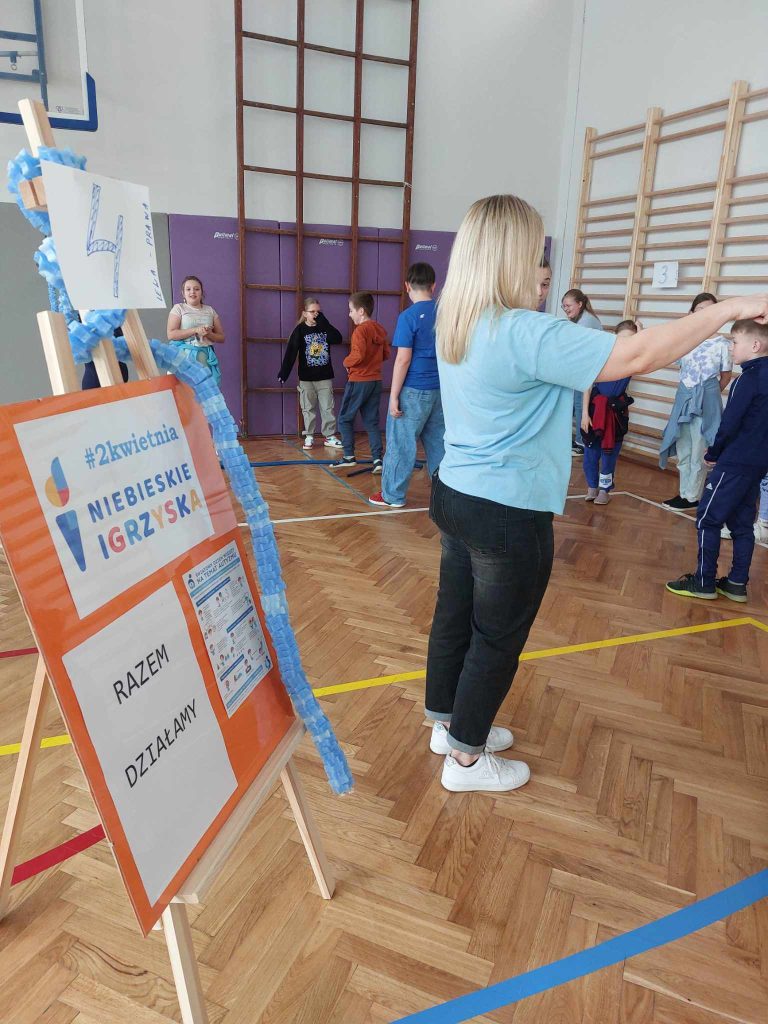 zdjęcie przedstawia jak pani coś tłumaczy na sali