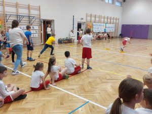 zdjęcie przedstawia uczniów podczas brania udziału w turnieju- dyscyplina-biegi w sztafecie