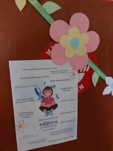 zdjęcie przedstawia plakat o dziecku z spektrum autyzmu