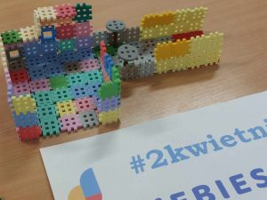 Zdjęcie przedstawia budowlę z klocków