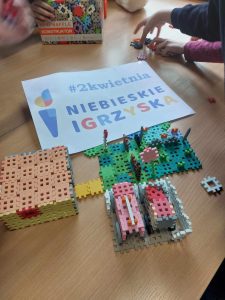 Zdjęcie przedstawia budowlę z klocków