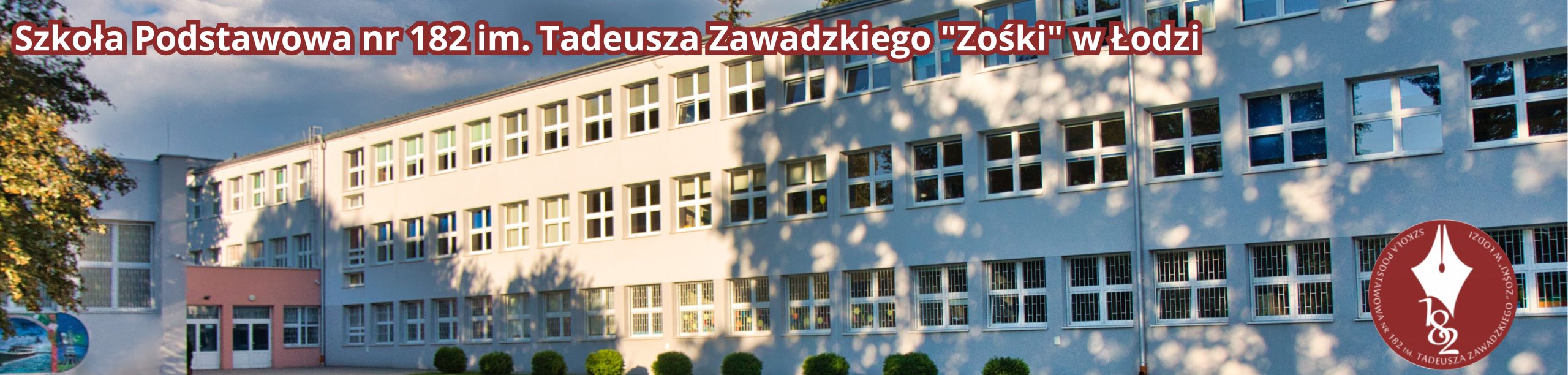 zdjęcie budynku szkoły, logo bordowe szkoły i napis Szkoła Podstawowa nr 182 im. Tadeusza Zawadzkiego "Zośki" w Łodzi