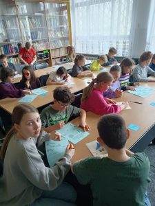 Uczniowie rozwiązujący zadania podczas konkursu.