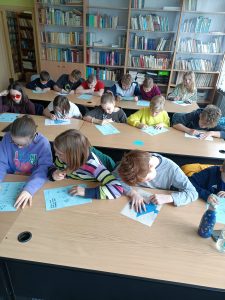 Uczniowie wykonujący zadania związane z szacunkiem dla wody.