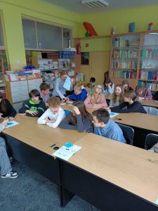 Uczniowie dyskutujący na temat szanowania wody.