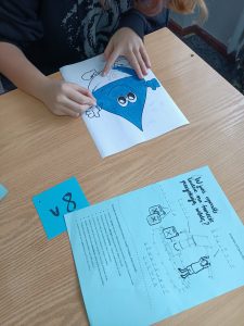 Uczennica wykonująca kartę pracy.