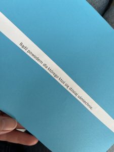 napis bądź powodem dla którego ktoś się dzisiaj uśmiechnie.