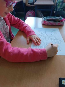 Uczeń wykonujący jedno z zadań podczas konkursu.