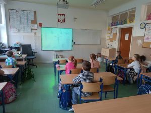 Uczniowie klasy IA oglądający filmiki.