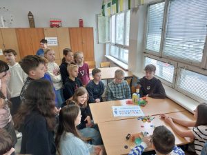 Zdjęcie przedstawia jak uczniowie oglądają budowlę z klocków