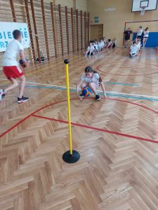 zdjęcie przedstawia uczniów podczas brania udziału w turnieju- dyscyplina- odbijanie piłki w biegu