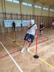 zdjęcie przedstawia uczniów podczas brania udziału w turnieju- dyscyplina- odbijanie piłki wokół drążka