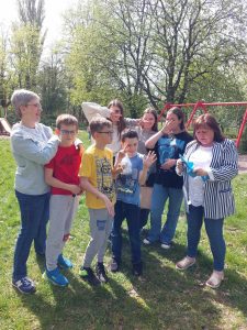 Zdjęcie przedstawia uczniów pokazujących znak wolności