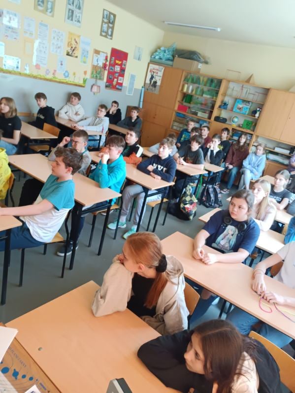 zdjęcie przedstawia jak klasa słucha pedagog