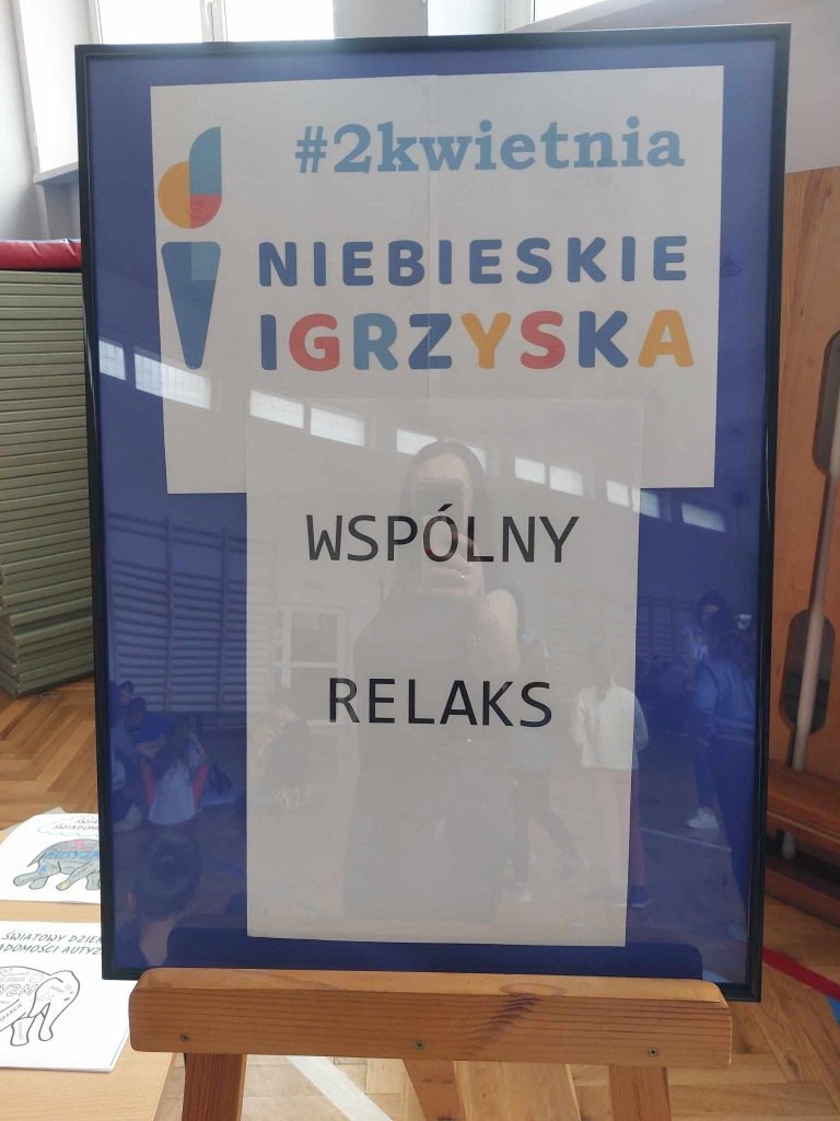zdjęcie przedstawia plakaty z napisem niebieskie igrzyska