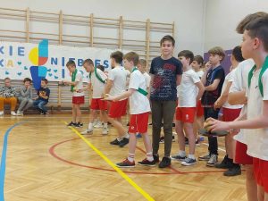 zdjęcie przedstawia uczniów podczas brania udziału w turnieju- dyscyplina- trzymanie piłeczki na paletce