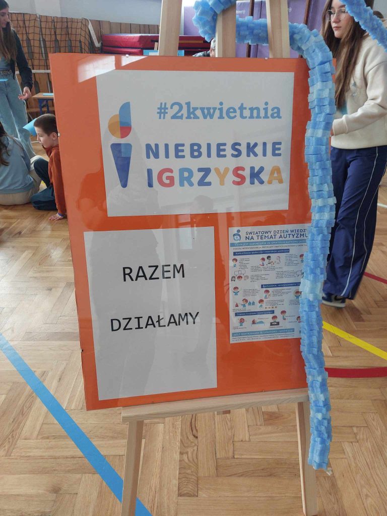 zdjęcie przedstawia plakaty z napisem niebieskie igrzyska