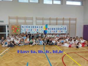 zdjęcie grupowe uczniów pod banerem niebieskie igrzyska Ia Ib Ic Id Ie