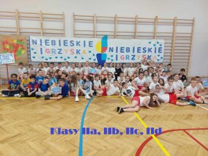zdjęcie grupowe uczniów pod banerem niebieskie igrzyska IIa IIb IIc IId