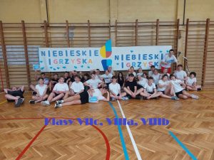 zdjęcie grupowe uczniów pod banerem niebieskie igrzyska VIIc VIIa VIIb