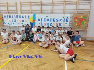 zdjęcie grupowe uczniów pod banerem niebieskie igrzyska VIa VIc