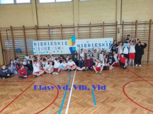 zdjęcie grupowe uczniów pod banerem niebieskie igrzyska Vd VIb VId