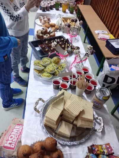 na zdjęciu widzimy słodkie produkty do kupienia na kiermaszu