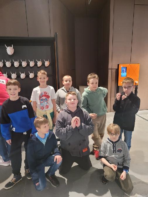 grupowe zdjęcie chłopców w centrum nauki Kopernik