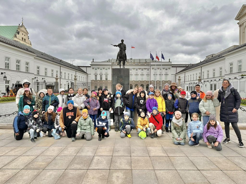 zdjęcie grupowe pod pałacem prezydenckim