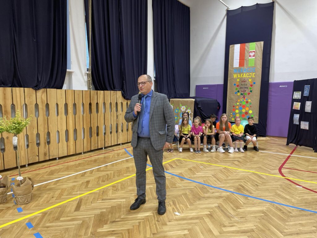 Przedstawiciel Rady Rodziców przemawia do dzieci