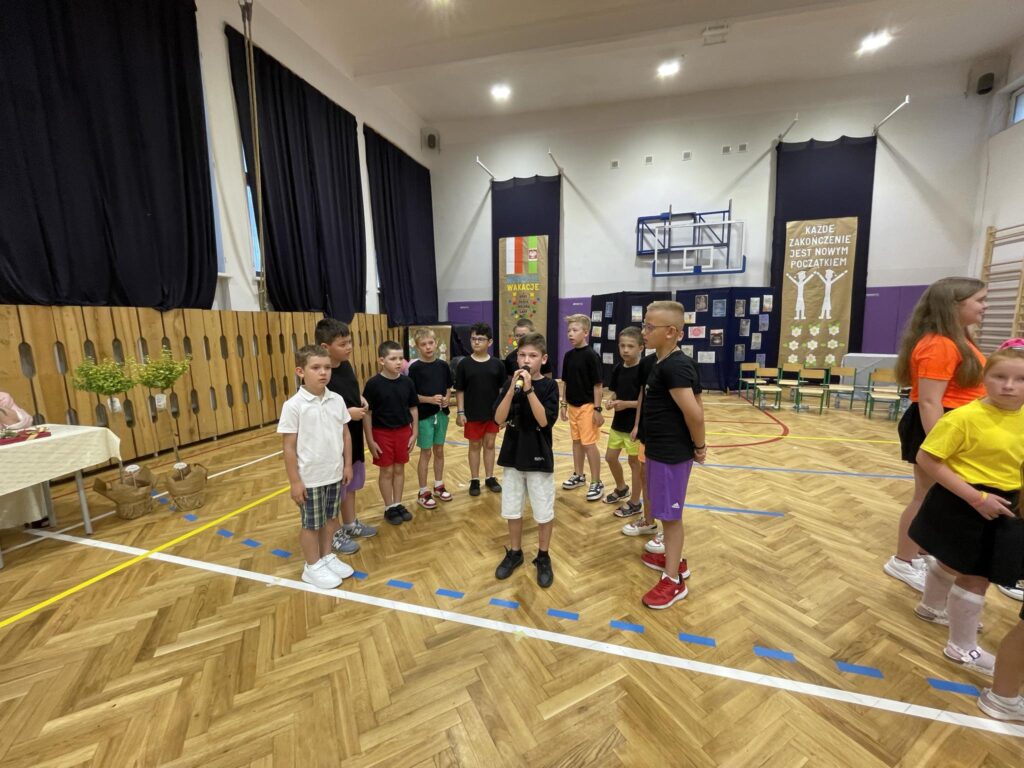 uczniowie śpiewają - grupa chłopców