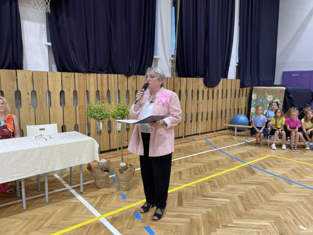 Pani Dyrektor przemawia do uczniów i rodziców
