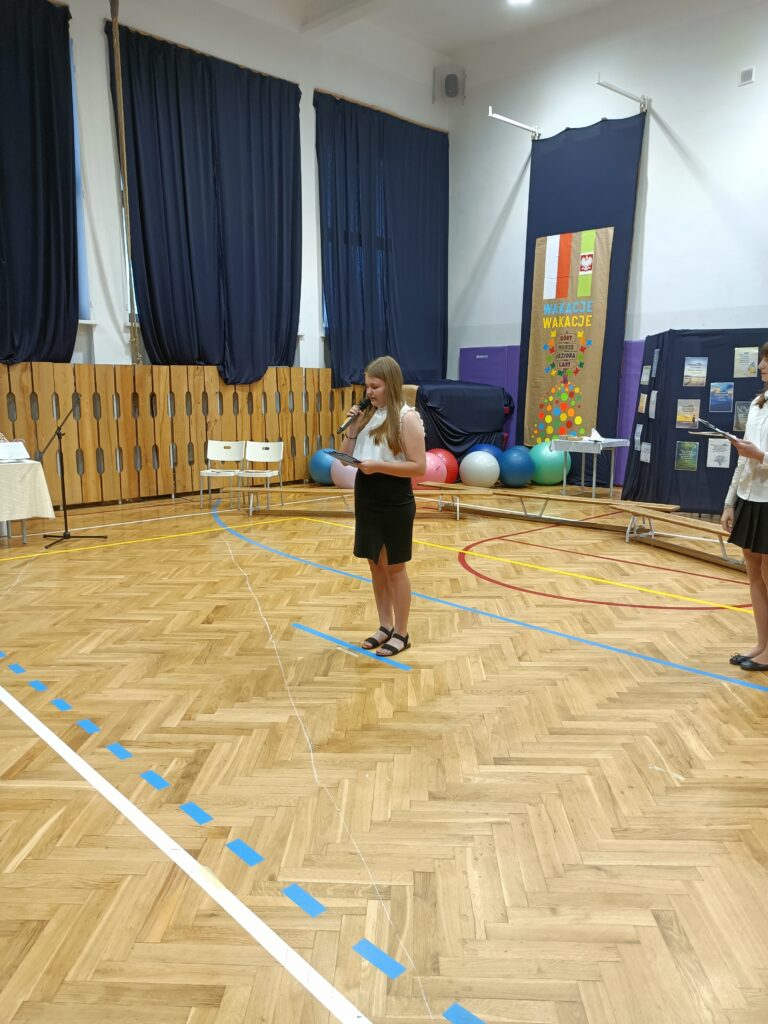 uczennica przemawia
