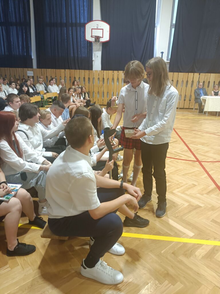 Dzieci rozdają karteczki