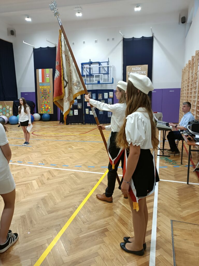 zdjęcie pocztu sztandarowego z boku