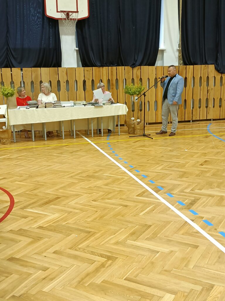 Przedstawiciel Rady Rodziców przemawia