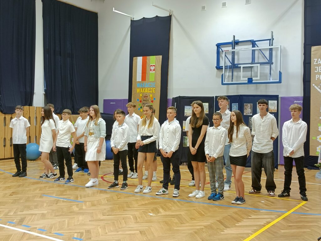 wyróżnieni uczniowie dostają nagrody na apelu