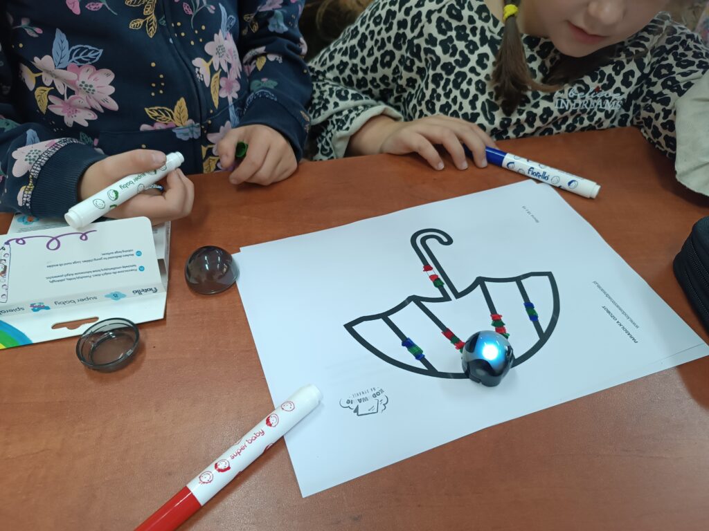 Tańczący ozobot pokonuje zakodowaną trasę w kształcie parasola